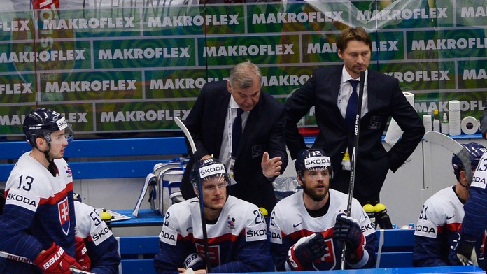 Tréner slovenskej hokejovej reprezentácie Vladimír Vůjtek (v pozadí vľavo) a jeho asistent Vladimír Országh dávajú pokyny
