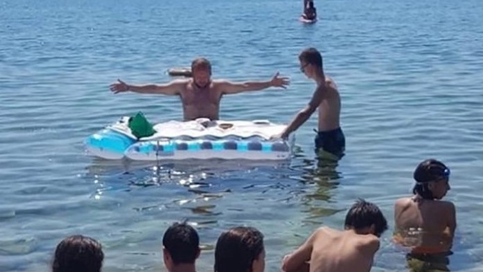 Kňaz v horúčavách odslúžil omšu v mori. Vyšetruje ho teraz talianska prokuratúra