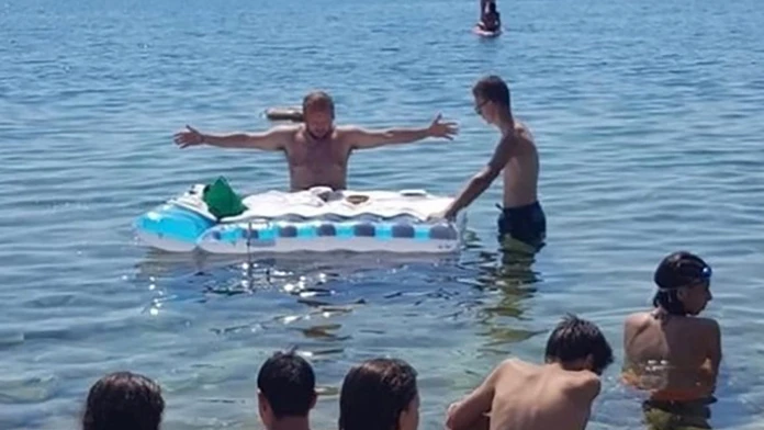 Kňaz v horúčavách odslúžil omšu v mori. Vyšetruje ho teraz talianska prokuratúra