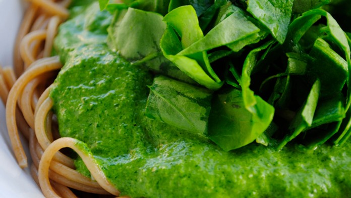 Špagety so špenátovým vegan pestom