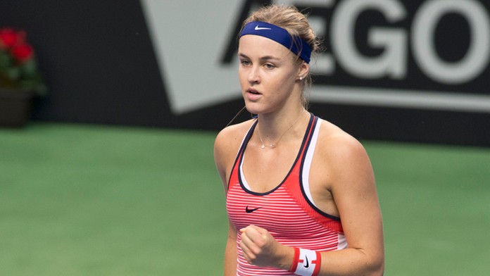 Víťazné gesto Anny Karolíny Schmiedlovej po vyhratom druhom sete proti Arine Rodionovovej z Austrálie. 