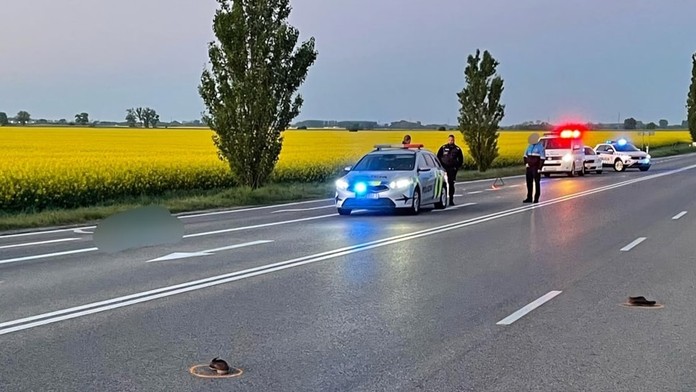 Chôdza bez reflexných prvkov ho stála život. Po zrážke s autom zomrel pri Galante 26-ročný muž