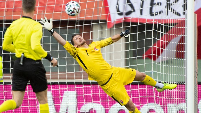 Zákrok Martina Dúbravku.