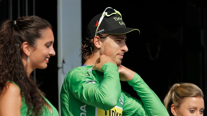 Peter Sagan si oblieka na pódiu zelený dres pre lídra bodovacej súťaže
