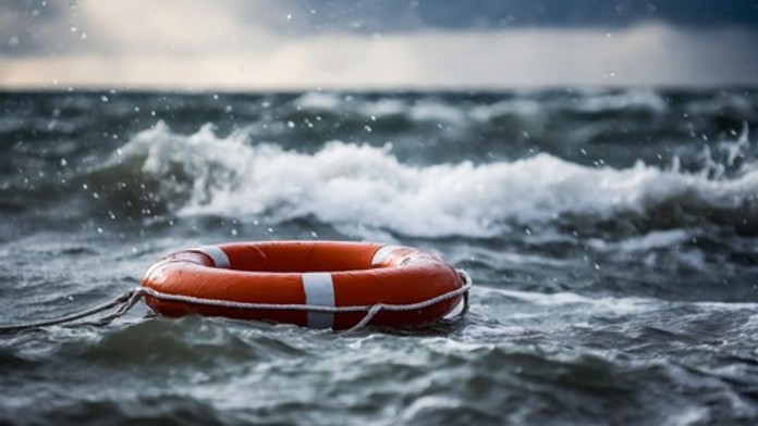 Pokus o záchranu sa skončil katastrofou. Rozbúrené more pri Británii pripravilo o život troch ľudí