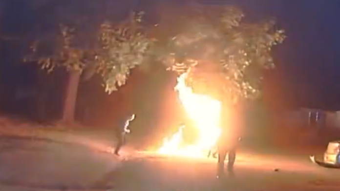 VIDEO: Americkí policajti prenasledovali motorkára. Nešťastnou náhodou ho zapálili