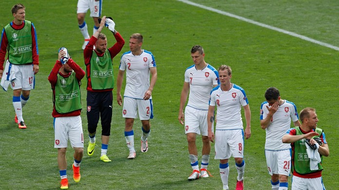 Sklamaní českí reprezentanti po prehre 0:1 so Španielskom na ME vo Francúzsku.