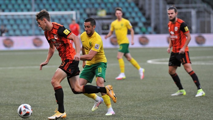 Na snímke vpravo Vahan Bičachčjan (MŠK Žilina) a Matej Madleňák (MFK Ružomberok) bojujú o loptu.