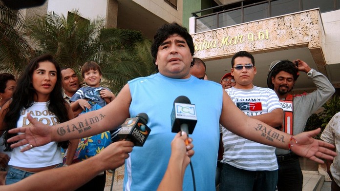 Diego Maradona pózuje pred začiatkom charitatívneho futbalového zápasu v máji 2005.