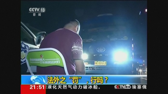 Previnilci sa museli dívať priamo do reflektorov.