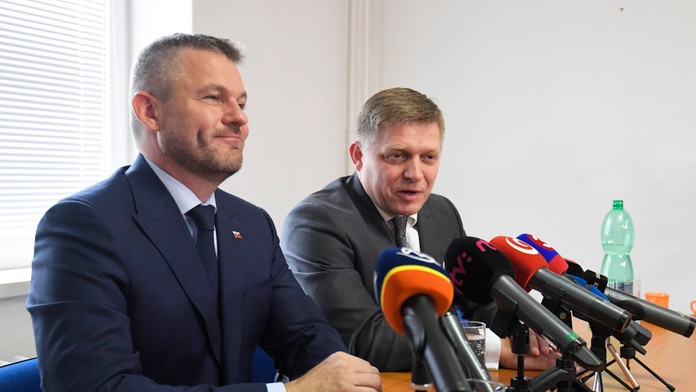 Na snímke Peter Pellegrini a Robert Fico.