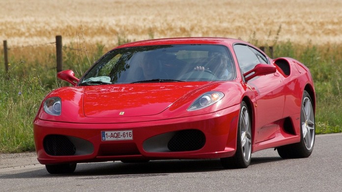 Ilustračná snímka červeného Ferrari.