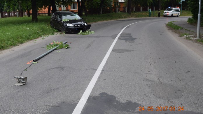 Opitý vodič zdemoloval v Nových Zámkoch stĺp verejného osvetlenia.