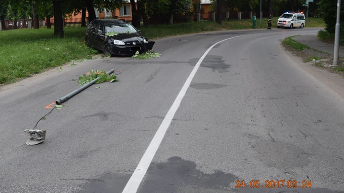 Opitý vodič zdemoloval v Nových Zámkoch stĺp verejného osvetlenia.