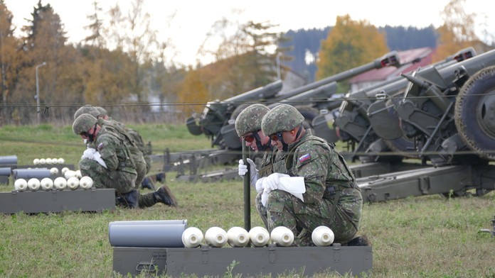 Na snímke príslušníci OS SR z Raketometného oddielu v Rožňave počas cvičného vypálenia delostreleckej salvy v Martine.
