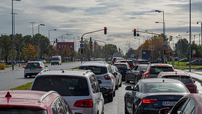 Poľadovica na bratislavských mostoch. V Mlynskej doline sa vodiči zdržia do 45 minút