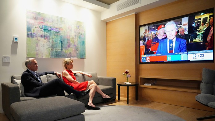 Na snímke nový kanadský premiér a líder liberálov Mark Carney a jeho manželka.