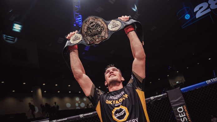 Viktor Pešta sa stal historicky prvým šampiónoom Oktagonu v poloťažkej váhe.