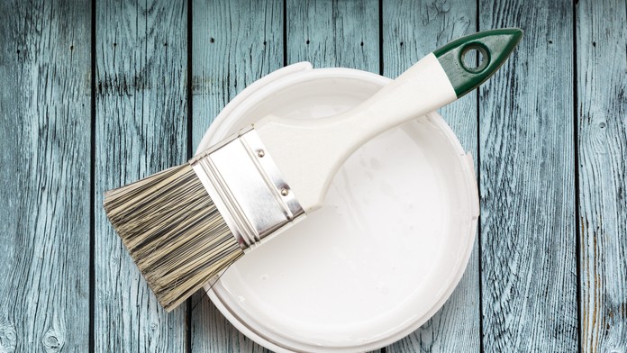 Alpský lyžiar Thomas Fanara oslavuje tretie miesto v cieli obrovského slalomu v Bansku.