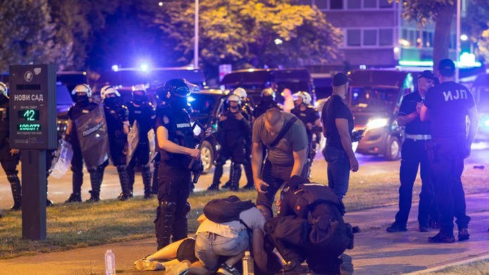 Demonštranti v Srbsku stavajú barikády. Polícia pri zásahu voči protestujúcim zadržala desiatky ľudí