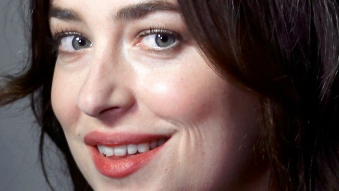 Hviezda 50 Shades of Grey už nie je sama. To je ale fešák