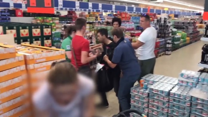 Muž mal kradnúť v obchode.