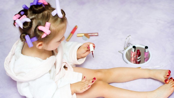 Alpská lyžiarka Coralie Frasseová Sombetová v obrovskom slalome v Sestriere.