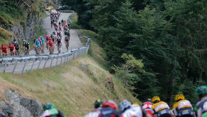Pelotón v zjazde počas 18. etapy 102. ročníka prestížnych cyklistických pretekov Tour de France
