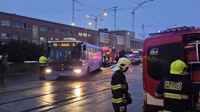 Hororová nehoda v centre Prahy: Autobus amputoval žene nohy, v nemocnici bojuje o život