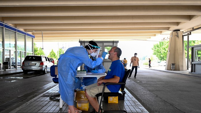 Boris Johnson počas návštevy stavby továrne v meste Goole.