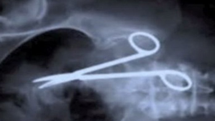 Lekári zabudli mužovi 12 centimetrov dlhú svorku v bruchu