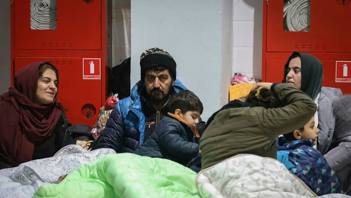 Migranti v Bielorusku v provizórnom útočisku