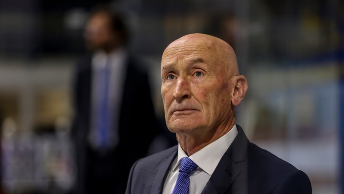 Tréner Craig Ramsay v zápase v rámci prípravy na MS 2021 proti Lotyšsku.