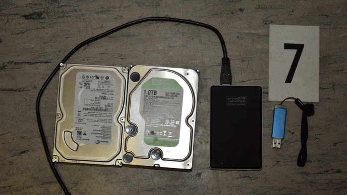 Pevné disky a USB kľúč s detským pornom.