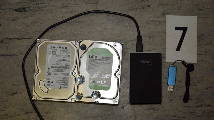 Pevné disky a USB kľúč s detským pornom.