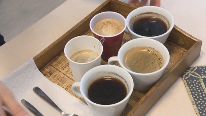 Porovnanie instantných a zrnkových káv.