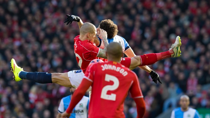 Slovenský hráč Liverpoolu Martin Škrtel v súboji