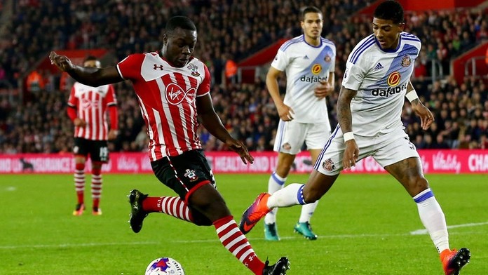 Súboj hráčov Southamptonu a Sunderlandu.