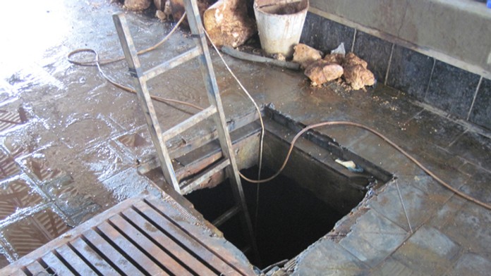 Šachta v sklade chemikálií, kde sa otrávil muž.