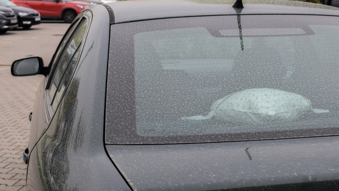 Piesok zo Sahary vidieť aj na tomto aute.