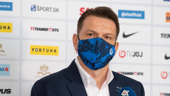 Tréner slovenskej futbalovej reprezentácie Štefan Tarkovič počas tlačovej konferencie.