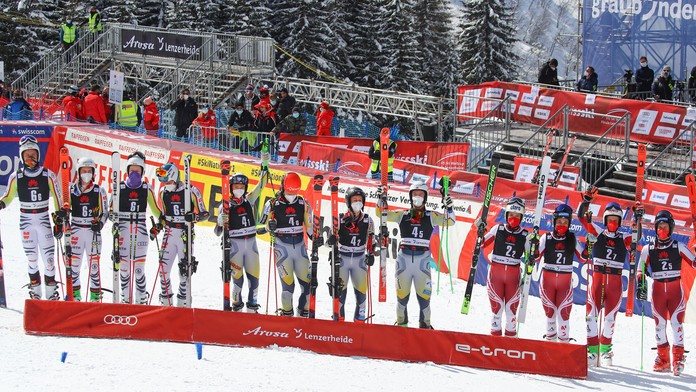 Nórski lyžiari (uprostred) sa stali  víťazmi paralelnej súťaže tímov vo finále Svetového pohára vo švajčiarskom Lenzerheide.
