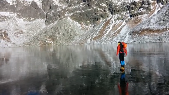 Turista sa prechádza po jazere