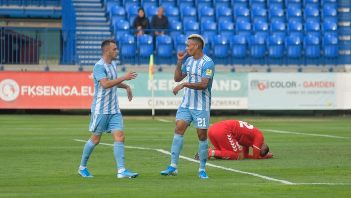 Hráči Dortmundu sa radujú so zisku nemeckého superpohára.