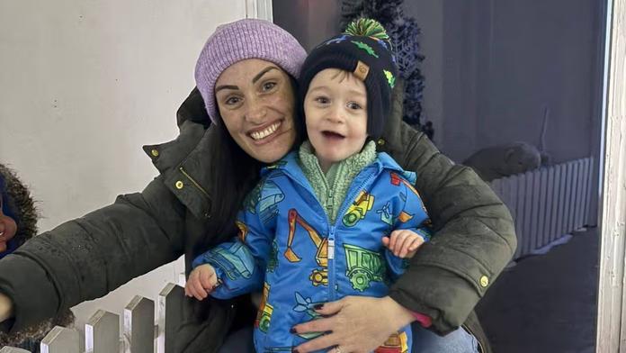 Pohľad do jeho očí Lauru vystrašil. Lekári totiž synovi diagnostikovali vzácne ochorenie