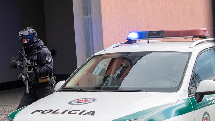 Policajné auto a kukláč