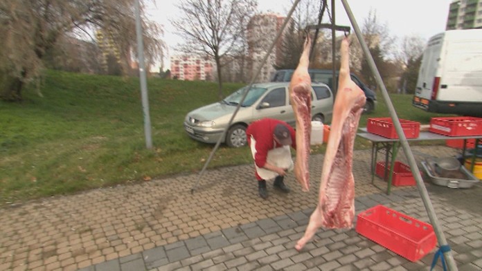 Otec prosí peniaze od ľudí na ulici pre svoju chorú dcérku 