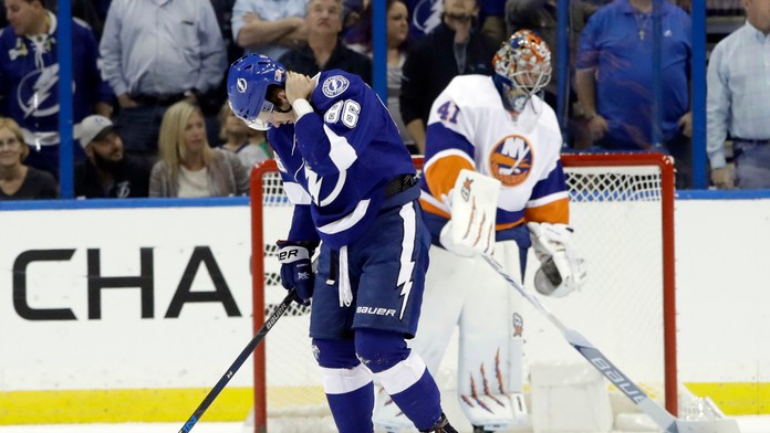 Brankár New Yorku Islanders Slovák Jaroslav Halák a hráč Tampy Nikita Kučerov v zápase NHL Tampa Bay NY Islanders