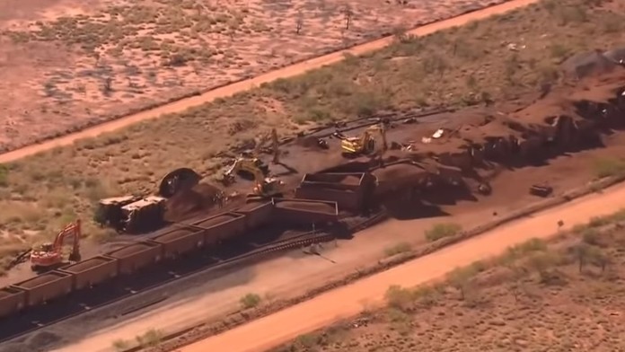 Vykoľajený vlak spoločnosti BHP.