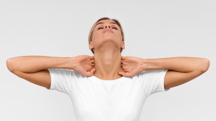 Nevinné pukanie v krku? Experti skloňujú vážny zdravotný problém